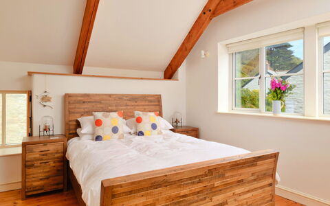 The Old Store: Bett, Möbel, Schlafzimmer, Interior Design, Bedding, Bettdecke, Holz, Flooring, Linens, Zimmer