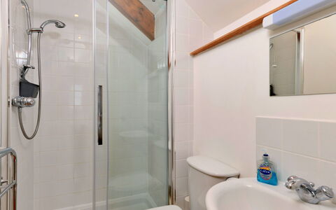 The Old Store: Badezimmer, Armatur, Flooring, Interior Design, Fussboden, Sinken, Zapfhahn, Installation, Bad Sink, Zimmer