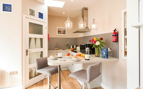 The Hideaway: Möbel, Interior Design, Flooring, Wand, Stuhl, Küche, Fussboden, Holz, Countertop, Light Fixture