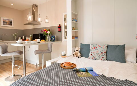 The Hideaway: Möbel, Interior Design, Flooring, Fussboden, Zimmer, Textil, Schlafzimmer, Beleuchtung, Bett, Wohnung