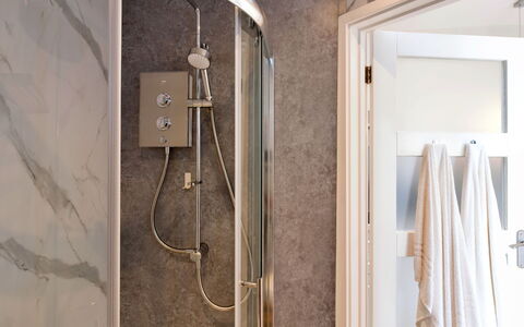 The Hideaway: Armatur, Interior Design, Badezimmer, Flooring, Fussboden, Installation, Beleuchtung, Duschkopf, Dusche, Zimmer