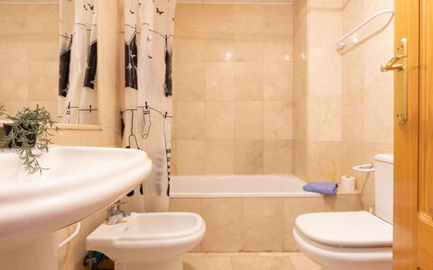 Salou 215: Badezimmer, Armatur, Flooring, Toilleten Sitz, Fussboden, Interior Design, Toilette, Badewanne, Installation, Zapfhahn