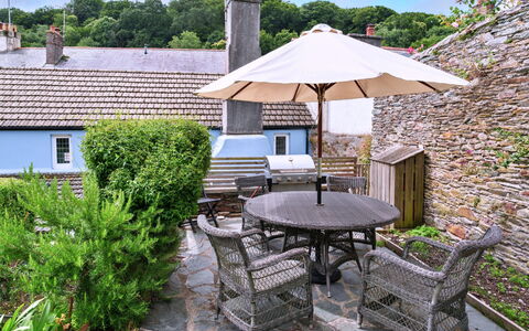 Wedgewood Cottage, Cawsand: Möbel, Gartenmöbel, Tabelle, Stuhl, Tisch Im Freien, Hütte, Flagstone, Küche & Esszimmer Tisch, Garten