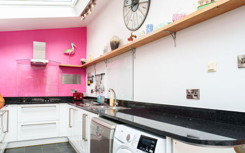 Wedgewood Cottage, Cawsand: Küche, Major Appliance, Küchengerät, Interior Design, Countertop, Flooring, Waschmaschine, Haushaltsgerät, Fussboden, Möbel