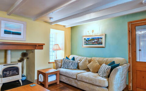 Wedgewood Cottage, Cawsand: Möbel, Interior Design, Wand, Flooring, Couch, Fussboden, Holz, Decke, Zimmer, Wohnzimmer