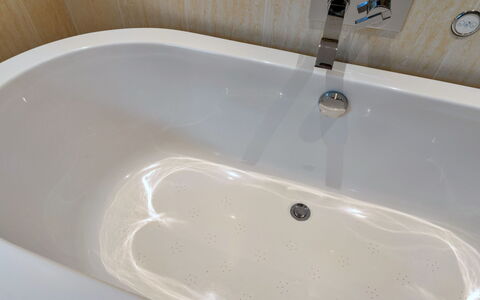 Wedgewood Cottage, Cawsand: Armatur, Flooring, Badezimmer, Fussboden, Badewanne, Installation, Zapfhahn, Fliese