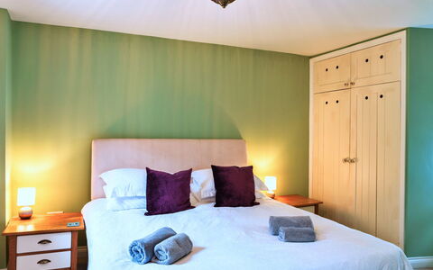 Wedgewood Cottage, Cawsand: Möbel, Bett, Interior Design, Schlafzimmer, Wand, Bedding, Bettdecke, Fussboden, Zimmer, Holz