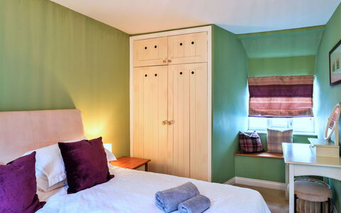 Wedgewood Cottage, Cawsand: Möbel, Bett, Interior Design, Schlafzimmer, Fussboden, Holz, Flooring, Bettdecke, Decke, Bedding