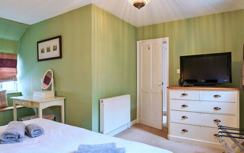 Wedgewood Cottage, Cawsand: Interior Design, Bett, Möbel, Schlafzimmer, Flooring, Wand, Fussboden, Bettdecke, Bedding, Holz