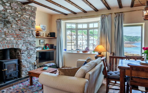 April Cottage: Möbel, Wand, Holz, Interior Design, Zuhause, Flooring, Zimmer, Wohnzimmer, Decke, Couch
