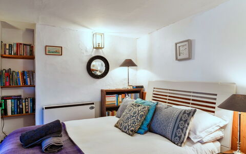 April Cottage: Bett, Möbel, Bedding, Interior Design, Schlafzimmer, Bettdecke, Wand, Zimmer, Linens, Fussboden