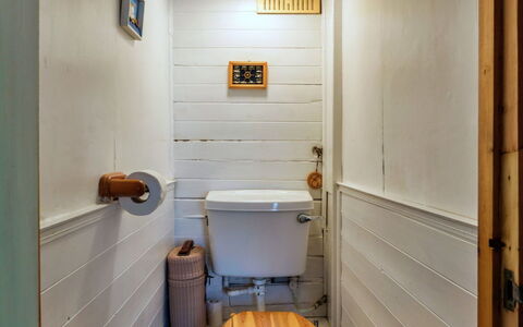 April Cottage: Toilleten Sitz, Toilette, Holz, Badezimmer, Flooring, Armatur, Fussboden, Interior Design, Installation, Fliese