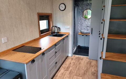 Little Dunley - the Tiny House: Wohnung, Balkon, Schatten, Yachthafen, Hotel, Dock