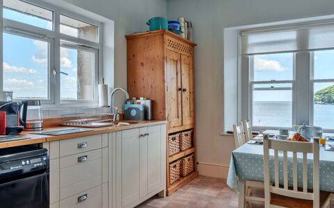 Rock House, Kingsand: Möbel, Cabinetry, Flooring, Interior Design, Holz, Küche, Fussboden, Countertop, Decke, Schrank