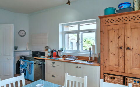 Rock House, Kingsand: Möbel, Küche, Cabinetry, Flooring, Interior Design, Küchengerät, Holz, Major Appliance, Countertop, Decke