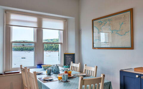 Rock House, Kingsand: Möbel, Interior Design, Holz, Zimmer, Decke, Fussboden, Flooring, Beleuchtung, Tabelle, Stuhl
