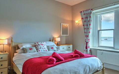 Rock House, Kingsand: Bett, Schlafzimmer, Interior Design, Bedding, Bettdecke, Möbel, Linens, Textil, Decke, Zimmer