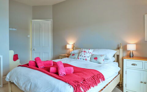 Rock House, Kingsand: Bett, Möbel, Bedding, Interior Design, Schlafzimmer, Bettdecke, Zimmer, Holz, Linens, Decke