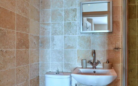 Rock House, Kingsand: Wand, Flooring, Armatur, Fussboden, Interior Design, Badezimmer, Bad Sink, Installation, Sinken, Fliese