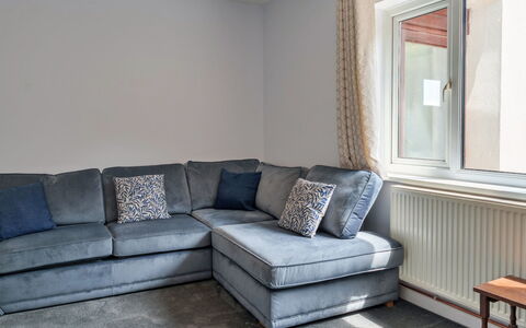 Roselric: Möbel, Flooring, Fussboden, Couch, Interior Design, Zimmer, Wohnzimmer