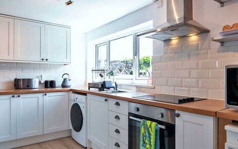 Roselric: Küche, Küchengerät, Countertop, Interior Design, Major Appliance, Cabinetry, Flooring, Haushaltsgerät, Holz, Herd