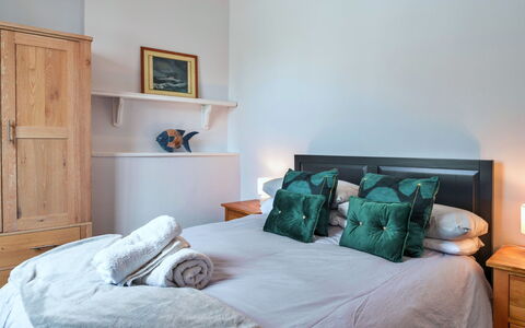 Roselric: Bett, Möbel, Interior Design, Bedding, Schlafzimmer, Bettdecke, Zimmer, Holz, Linens, Fussboden