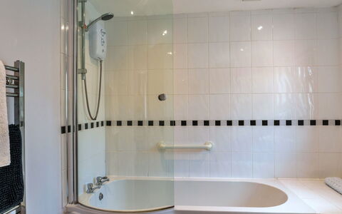 Roselric: Badezimmer, Badewanne, Armatur, Interior Design, Flooring, Installation, Zapfhahn, Fussboden, Dusche, Fliese