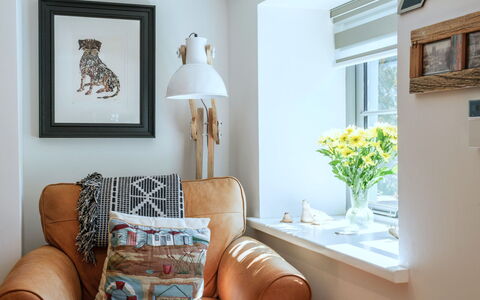 Littleholme: Möbel, Interior Design, Wand, Couch, Wohnzimmer, Bilderrahmen, Kissen, Zuhause, Zimmer, Dekokissen