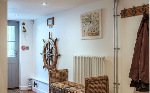 Littleholme: Interior Design, Möbel, Flooring, Zimmer, Bilderrahmen, Hartholz, Holzbeize, Farbe, Cabinetry, Holzboden