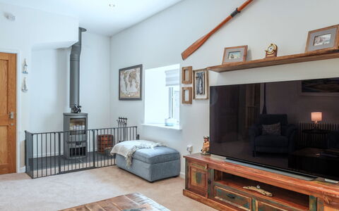 Littleholme: Wand, Möbel, Holz, Flooring, Interior Design, Fussboden, Zimmer, Wohnzimmer, Zuhause, Fernsehen