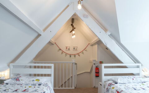 Littleholme: Interior Design, Schlafzimmer, Holz, Decke, Bett, Flooring, Möbel, Fussboden, Zimmer, Bedding