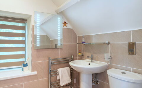 Littleholme: Interior Design, Flooring, Armatur, Wand, Badezimmer, Fussboden, Sinken, Decke, Zapfhahn, Installation