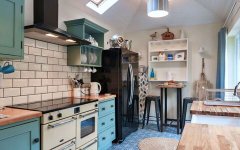 Sunnyside: Küchengerät, Küche, Möbel, Interior Design, Major Appliance, Cabinetry, Countertop, Herd, Flooring, Holz