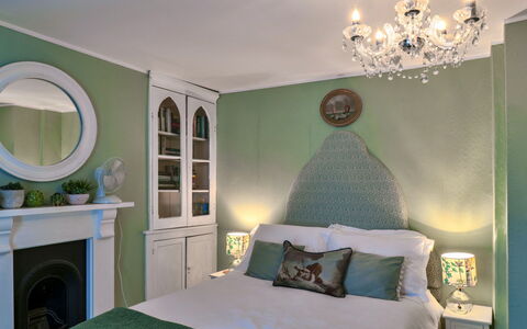 Sunnyside: Möbel, Interior Design, Bett, Schlafzimmer, Wand, Bedding, Decke, Zimmer, Bettdecke, Beleuchtung