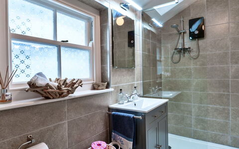 Sunnyside: Armatur, Badezimmer, Interior Design, Sinken, Zapfhahn, Decke, Light Fixture, Installation, Zimmer, Countertop