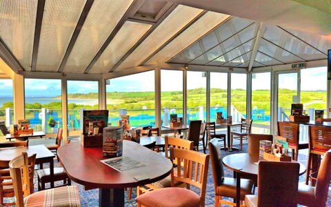 Beachlands: Wohnung, Balkon, Schatten, Yachthafen, Hotel, Dock