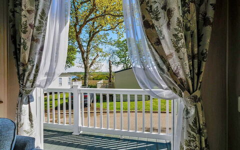 Beachlands: Wohnung, Balkon, Schatten, Yachthafen, Hotel, Dock