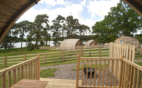 Barebones Glamping: Wohnung, Balkon, Schatten, Yachthafen, Hotel, Dock