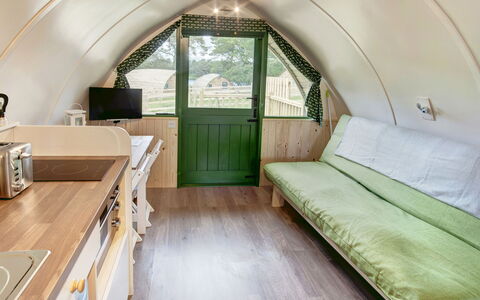 Barebones Glamping: Wohnung, Balkon, Schatten, Yachthafen, Hotel, Dock