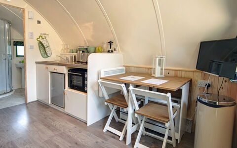 Barebones Glamping: Wohnung, Balkon, Schatten, Yachthafen, Hotel, Dock