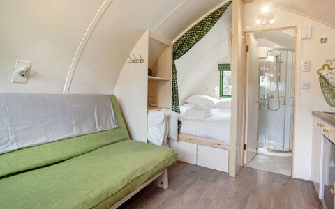 Barebones Glamping: Wohnung, Balkon, Schatten, Yachthafen, Hotel, Dock