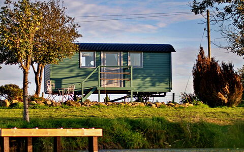 'Joan' Shepherds Hut: Wohnung, Balkon, Schatten, Yachthafen, Hotel, Dock