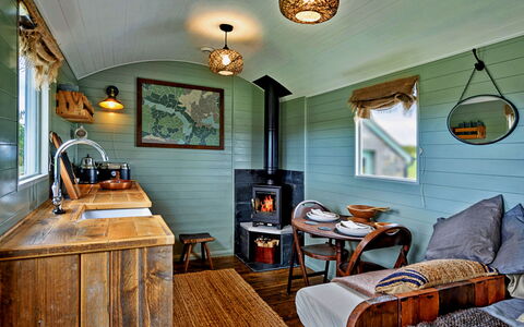 'Joan' Shepherds Hut: Wohnung, Balkon, Schatten, Yachthafen, Hotel, Dock