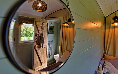 'Joan' Shepherds Hut: Wohnung, Balkon, Schatten, Yachthafen, Hotel, Dock