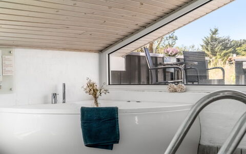 Greta - 2.5Km from the Sea: Interior Design, Flooring, Armatur, Decke, Fussboden, Verbundwerkstoff, Badewanne, Badezimmer, Installation, Zapfhahn