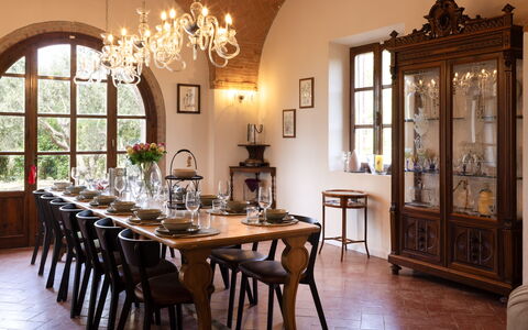 Villa Leone Reale: Möbel, Interior Design, Esszimmer, Tabelle, Stuhl, Holz, Küche & Esszimmer Tisch, Flooring, Light Fixture, Beleuchtung