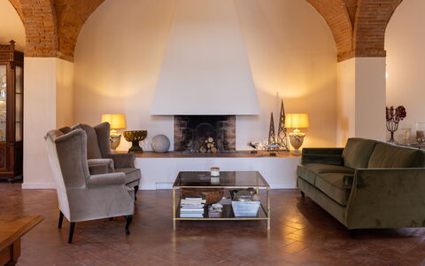 Villa Leone Reale: Möbel, Interior Design, Wand, Flooring, Couch, Fussboden, Wohnzimmer, Decke, Beleuchtung, Zimmer