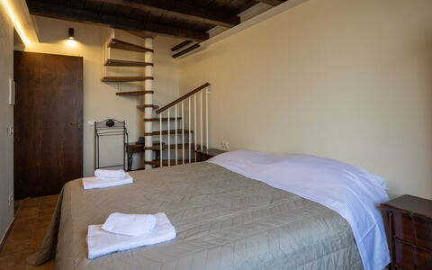 Villa Leone Reale: Bett, Schlafzimmer, Möbel, Fussboden, Interior Design, Wand, Flooring, Holz, Decke, Bettdecke