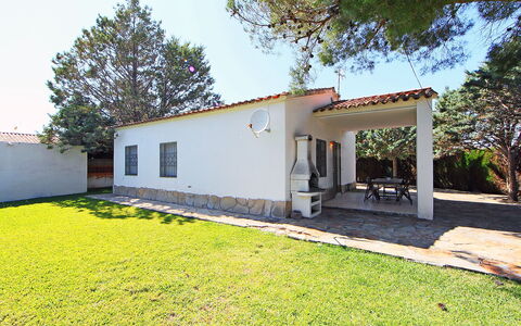 Cornelia Pucho: Himmel, Pflanze, Eigentum, Fenster, Gebäude, Baum, Grundstueck, Schatten, Hütte, Tür