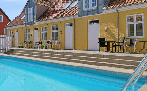 Elemine - 500M from the Sea: Dach, Haus, Zuhause, Hütte, Tür, Abstellgleis, Estate, Rasen, Garten, Veranda